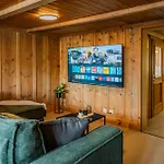Mountain View Near Brienz With Hot Tub & Free Parking Lejlighed