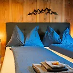 Mountain View Near Brienz With Hot Tub & Free Parking Lejlighed