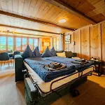 Mountain View Near Brienz With Hot Tub & Free Parking Lejlighed