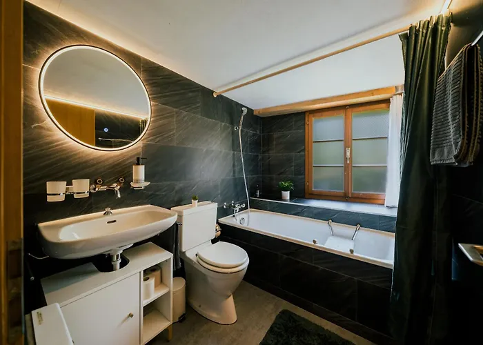 Mountain View Near Brienz With Hot Tub & Free Parking Lejlighed